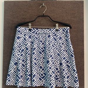 J.McLaughlin white, navy blue pattern skort. Two zip pockets. Size medium.